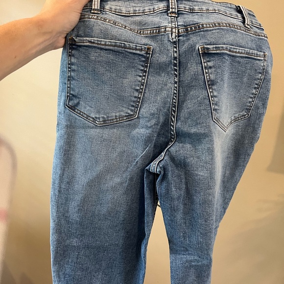 New never worn. Size 6 high rise jeans. - Picture 2 of 4